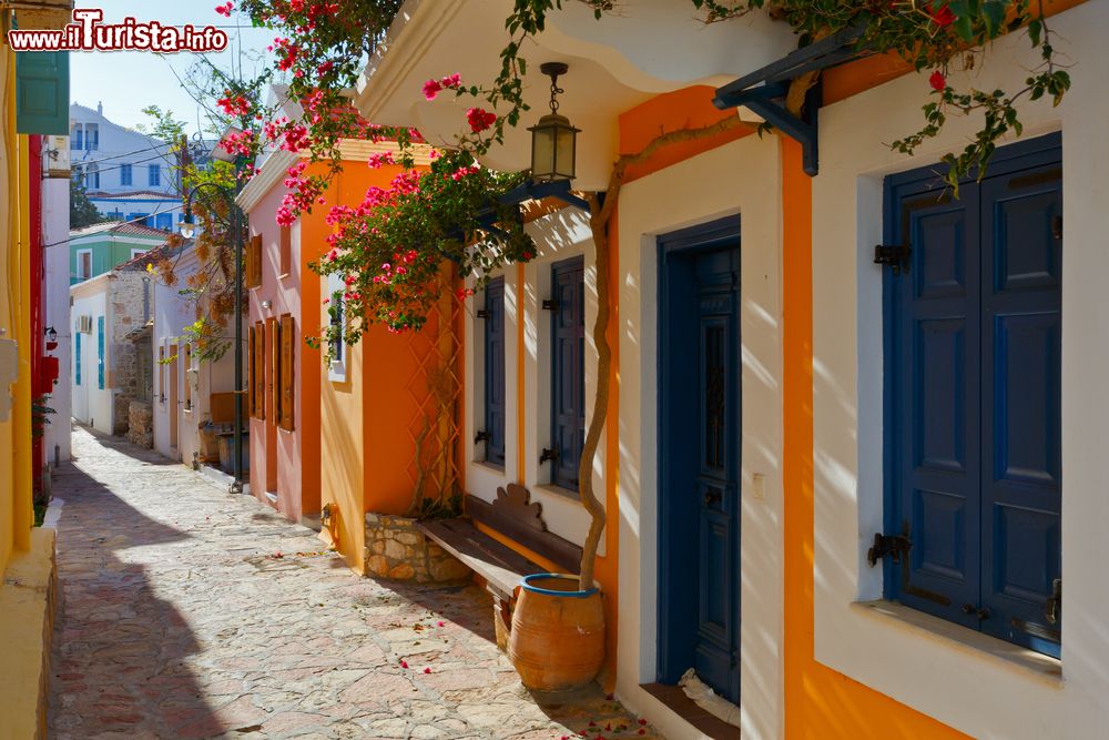 Immagine Tradizionale architettura colorata in una stradina di Chalki, isola del Dodecaneso (Grecia).