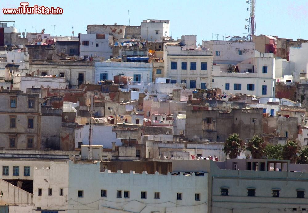 Immagine Tradizionale architettura marocchina per le case del centro di Larache. La popolazione della città è di circa 120 mila abitanti. La costruzione recente di nuovi quartieri sta incrementando notevolmente il numero dei residenti soprattutto nella periferia.