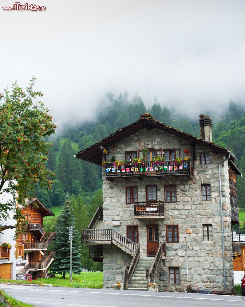 Immagine La tradizionale architettura montana di Evolene, Svizzera. Legno, pietra e fiori caratterizzano gli edifici di questo grazioso borgo situato nel cantone del Vallese.