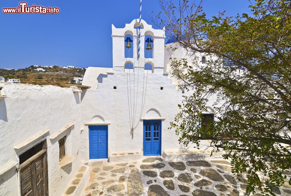 Immagine Un tradizionale edificio religioso a Apollonia, sull'isola di Sifnos, Grecia. Apollonia è una delle principale località di questo territorio greco.