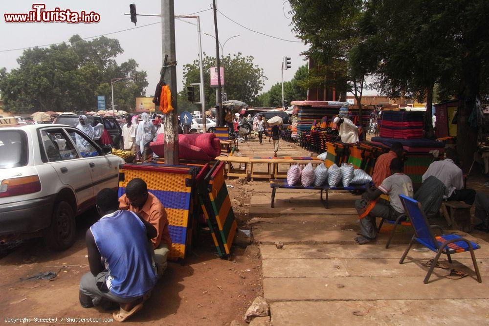 Immagine Un tradizionale mercato di strada nella città di Niamey, Niger - © StreetVJ / Shutterstock.com