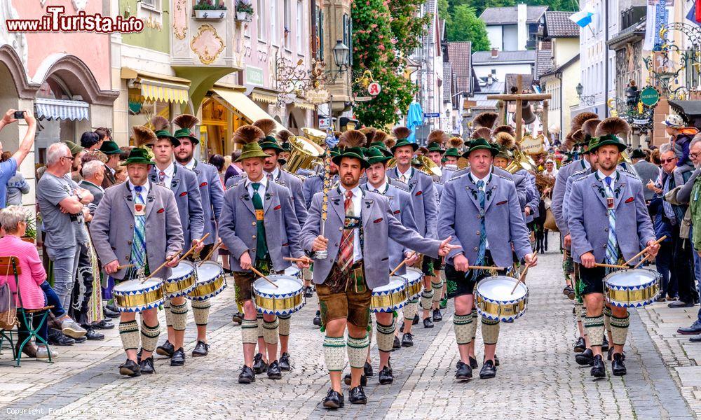 Immagine Tradizionale spettacolo bavarese a Garmish-Partenkirchen (Germania) con oltre 1500 partecipanti per le vie del centro storico - © FooTToo / Shutterstock.com