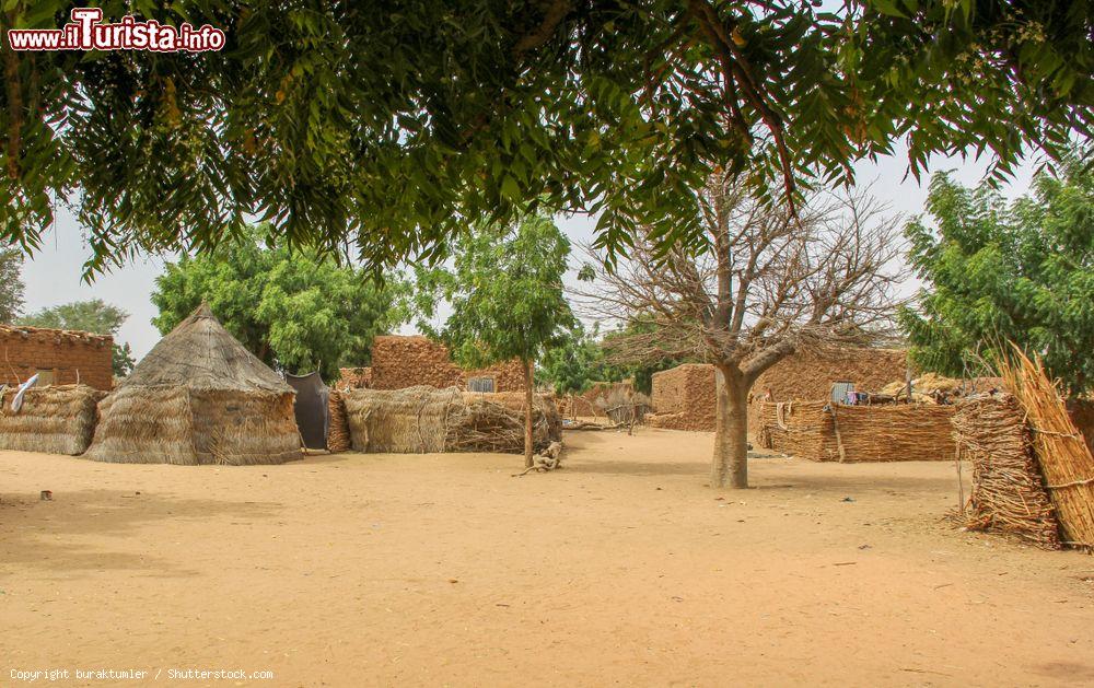 Immagine Un tradizionale villaggio nei pressi di Niamey, Niger, Africa. Le capanne sono costruite con argilla e paglia - © buraktumler / Shutterstock.com