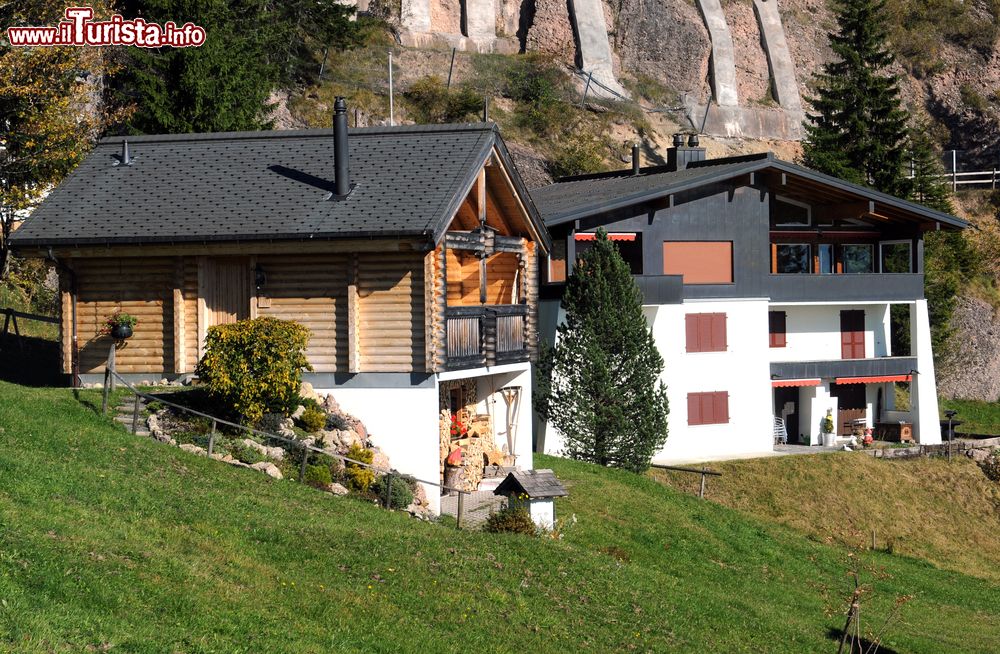 Immagine Tradizionali abitazioni nei pressi del monte Rigi a Rigi Kaltbad, Svizzera. Come in tutti i paesi di montagna, anche in questa località turistica apprezzata dagli amanti dello sci e non le case tipiche sono costruite in legno.