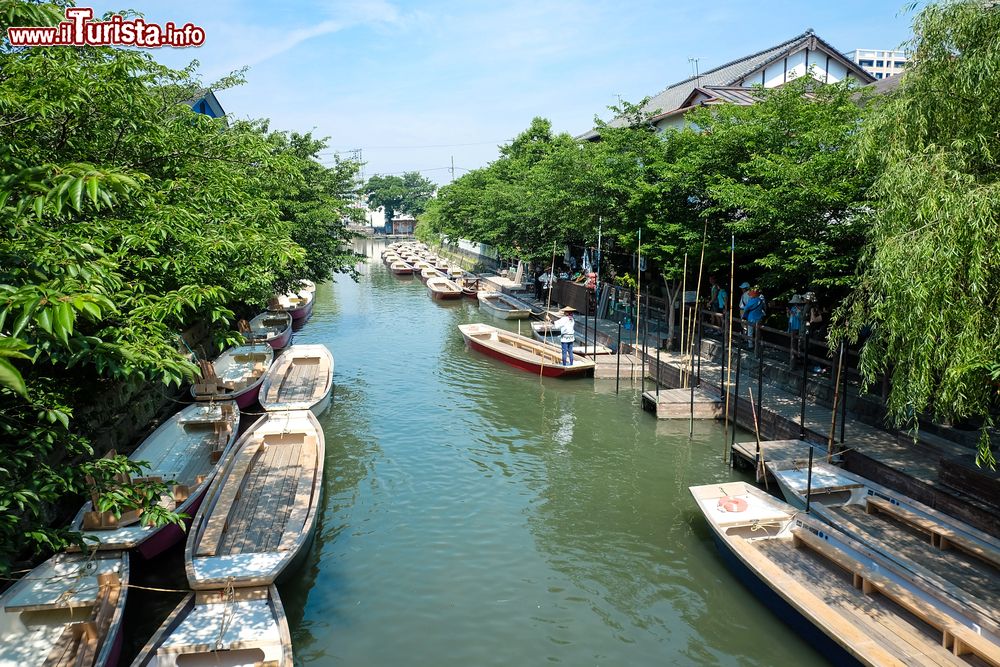 Immagine Tradizionali barche a pedali parcheggiate al pontile di Yanagawa, Fukuoka, Giappone.