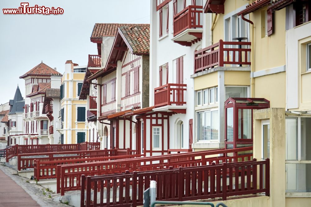 Immagine Tradizionali case a graticcio bianche e rosse a Saint-Jean-de-Luz, Francia.