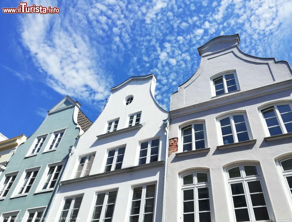 Immagine Tradizionali case affacciate in una strada della città di Lubecca in una giornata con il cielo blu, Germania - © Virginie Boutin / Shutterstock.com