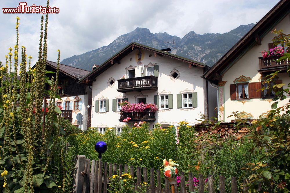 Immagine Tradizionali case bavaresi con fiori nel villaggio di Garmisch-Partenkirchen, Baviera (Germania). Sullo sfondo, i monti Ammergebirge.