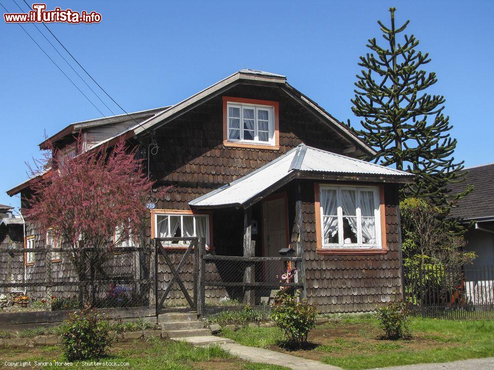 Immagine Tradizionali case costruite in legno con architettura coloniale tedesca, Puerto Varas, Cile - © Sandra Moraes / Shutterstock.com