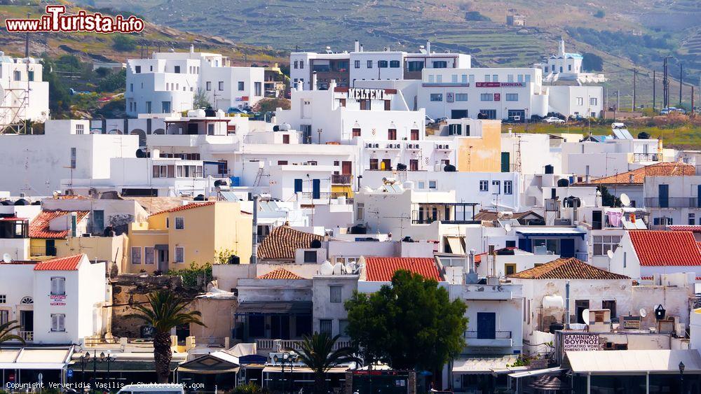 Immagine Tradizionali case greche sull'isola di Tino, arcipelago delle Cicladi. Tipico esempio di arte popolare, le abitazioni dell'isola sono estremamente funzionali - © Ververidis Vasilis / Shutterstock.com