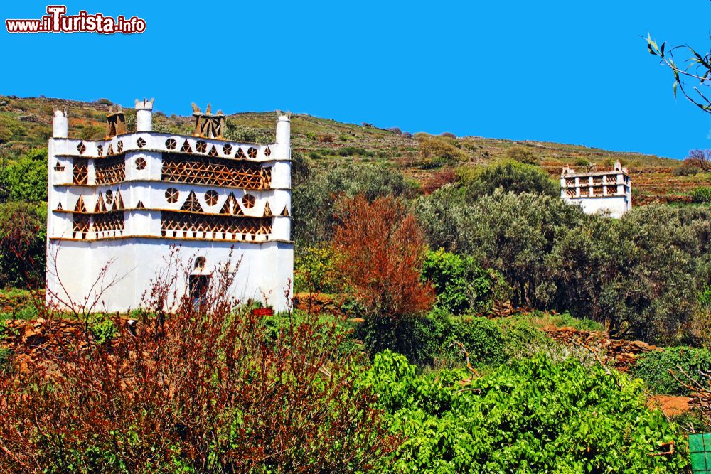 Immagine Tradizionali colombaie nel villaggio di Tarambados sull'isola di Tino, Cicladi, Grecia. Chiamate anche piccionaie, sono piccoli edifici dove nidificano le colombe di Tinos che per i greci simboleggiano pace e amore.