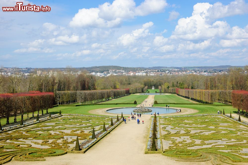 Immagine Tradizionali giardini francesi a Champs-sur-Marne, Francia. Siamo al castello della città circondato da uno dei parchi più belli di Francia.