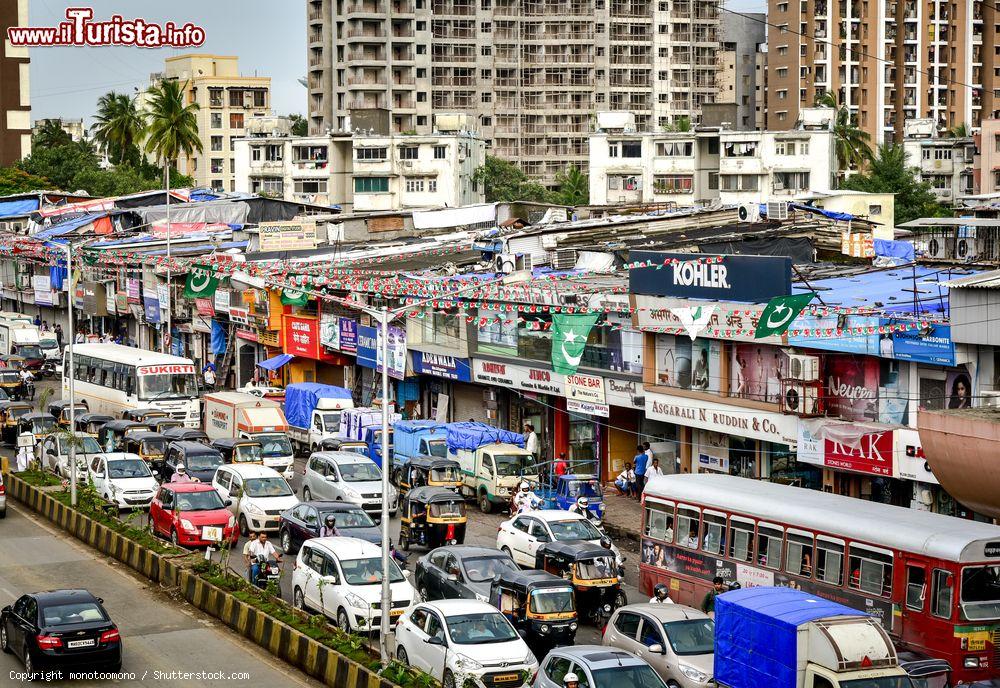 Immagine Traffico a Mumbai, capitale dello stato di Maharashtra, India. Mumbai è una delle città più caotiche al mondo - © monotoomono / Shutterstock.com