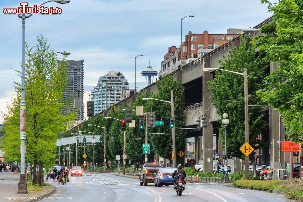 Immagine Traffico in una strada della città di Seattle, Washington - © amadeustx / Shutterstock.com