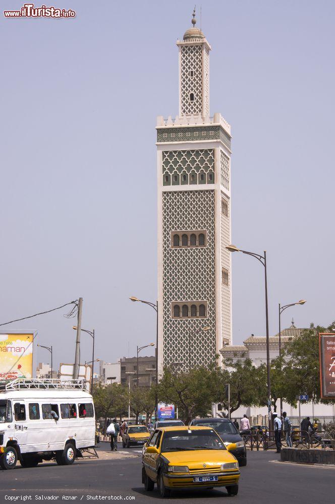 Immagine Traffico nelle strade di Dakar, Senegal. Sullo sfondo, il minareto della Grande Moschea cittadina - © Salvador Aznar / Shutterstock.com