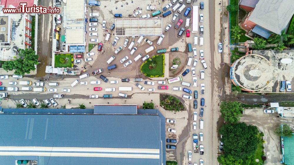 Immagine Traffico per le strade di Lusaka, Zambia. Una suggestiva immagine della viabilità cittadina fotografata dall'alto.