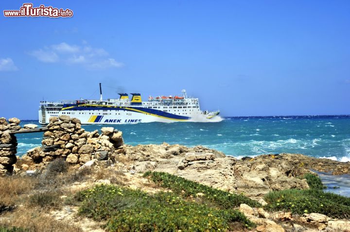 Immagine Il traghetto che porta all'isola di Kassos, Dodecaneso (Grecia) - Ovviamente il modo più caratteristico per raggiungere Kassos è quello del traghetto. L'arcipelago del Dodecaneso che come dice il nome stesso racchiude dodici isole tra cui Kassos, ha moltissime tratte interne anche se molti turisti scelgono di fare l'intero viaggio per via mare. In questo caso, il tempo trascorso a bordo può essere più lungo ma questo non pregiudica la qualità del viaggio. Di solito le navi adibite per questa tipologia di spostamento ha ogni comfort possibile e un'organizzazione eccellente - © Antlio / Shutterstock.com