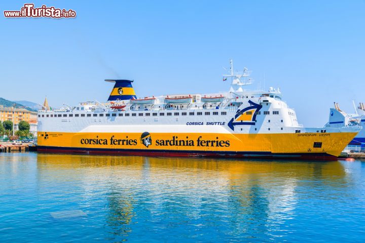 Immagine Traghetto nel porto di Bastia, Corsica. Pronto per salpare in direzione di Livorno, in Italia - © Pawel Kazmierczak / Shutterstock.com 