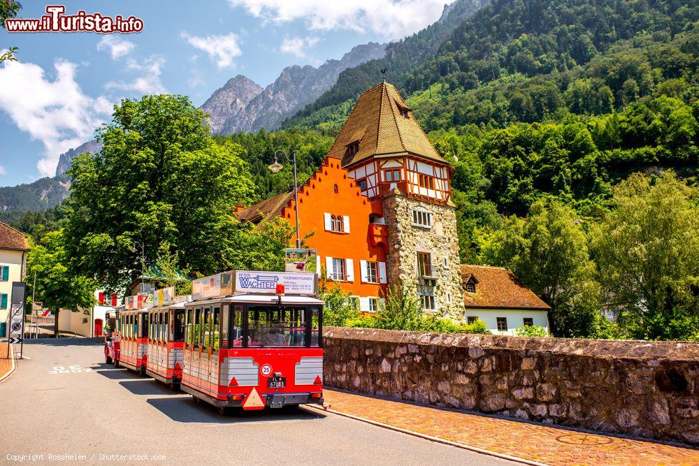 Immagine Tram turistico nel Liechtenstein vicino alla Casa Rossa di Vaduz e i suoi vigneti - © RossHelen / Shutterstock.com