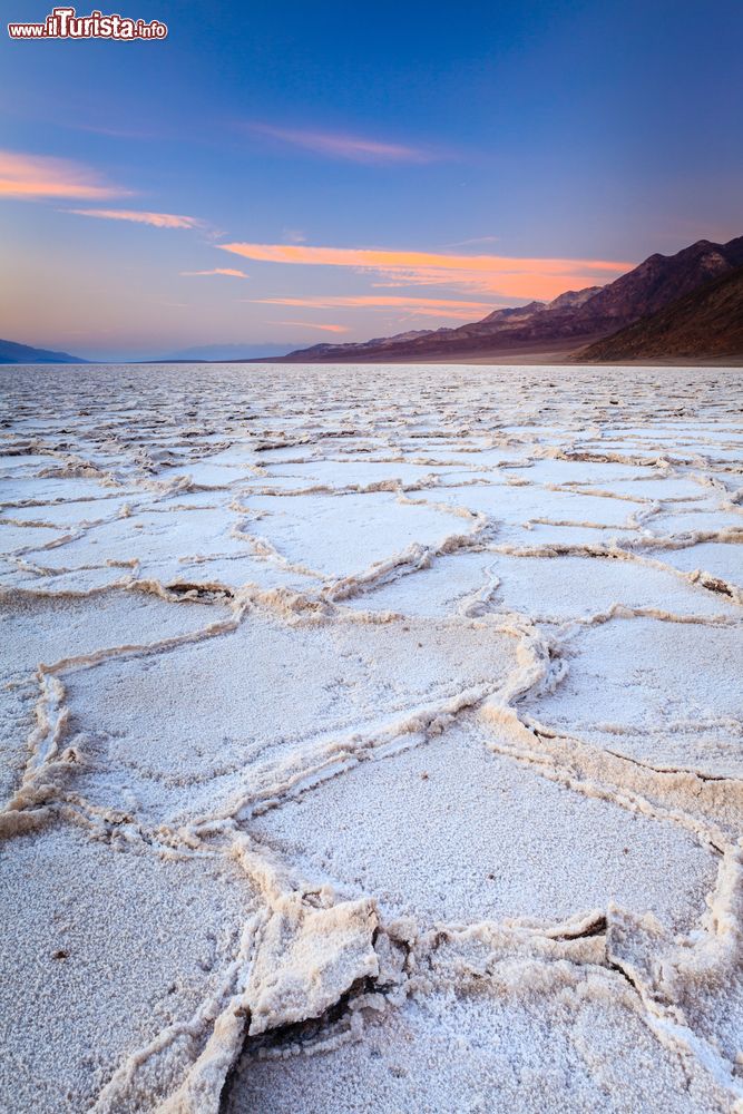 Immagine Tramonto a Badwater, Death Valley, Stati Uniti d'America. Questo bacino privo di emissari è noto per essere il punto più basso del Nordamerica raggiungendo gli 86 metri sotto il livello del mare. Contiene un'elevata quantità di sali minerali che rendono l'acqua non potabile (da cui il nome bad water).