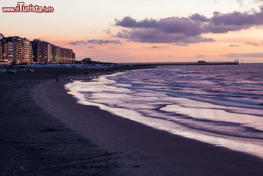 Immagine Tramonto a Blankenberge, la città costiera delle Fiandre Occidentali, sul Mare del Nord in Belgio.