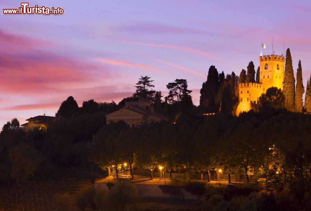 Immagine Tramonto a Conegliano con il castello illuminato