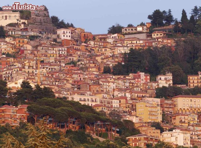 Immagine Tramonto a rocca di Papa, le case si colorano  di tinte calde quando il sole si tuffa sulla pianura costiera del fiume Tevere - © Ackab Photography / Shutterstock.com