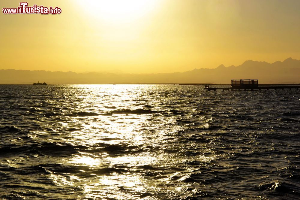 Immagine Il cielo si infiamma con i giochi di colori che regala il Sole poco prima del tramonto su Soma Bay, in Egitto.