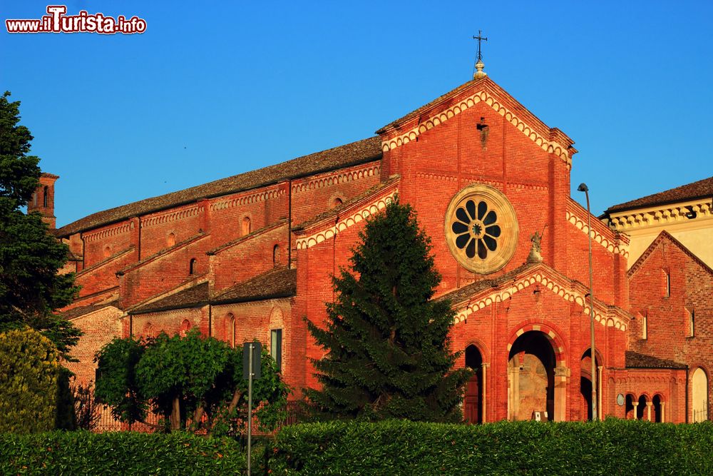 Immagine Tramonto ad Alseno, le calde tinte della Abbazia  Cistercense di Chiaravalle della Colomba