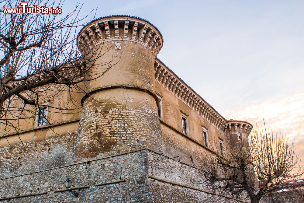 Immagine Tramonto al Castello di Alviano, la fortificazione dei Doria Pamphili in Umbria, provincia di Terni