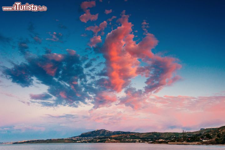 Immagine Tramonto colorato sulla costa di Trapani, Sicilia - Al calar del sole la costa di questo tratto di Sicilia si tinge di rosa offrendo uno spettacolo a dir poco suggestivo © Standret / Shutterstock.com