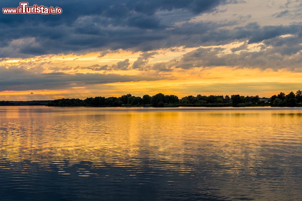 Immagine Tramonto con cielo nuvoloso sul lago Nove Mlyny a Mikulov, Repubblica Ceca.