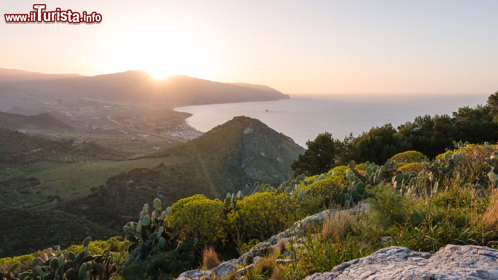 Immagine Tramonto da Tindari sulla costa di Patti in Sicilia