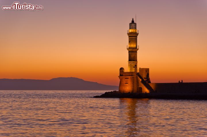 Immagine Tramonto a Chania e faro  all'imboccatura del porto, costa settentrionale di Creta - © Banet / Shutterstock.com