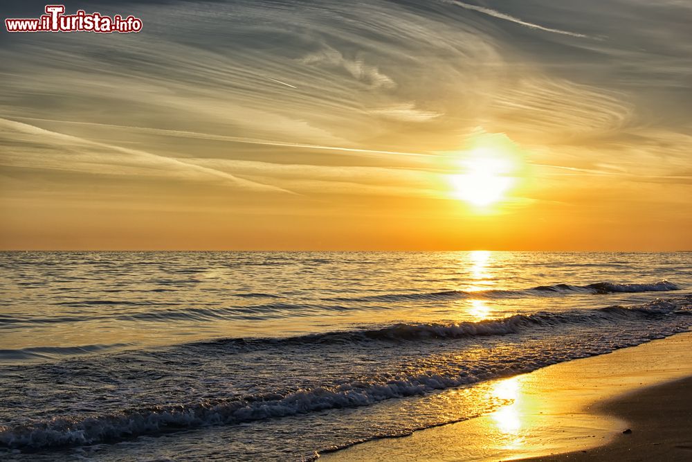 Immagine Tramonto estivo sulla spiaggia tirrenica di Torvaianica nel Lazio