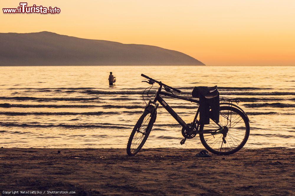 Immagine Tramonto in spiaggia a Valona in Albania - © NataliaMilko / Shutterstock.com