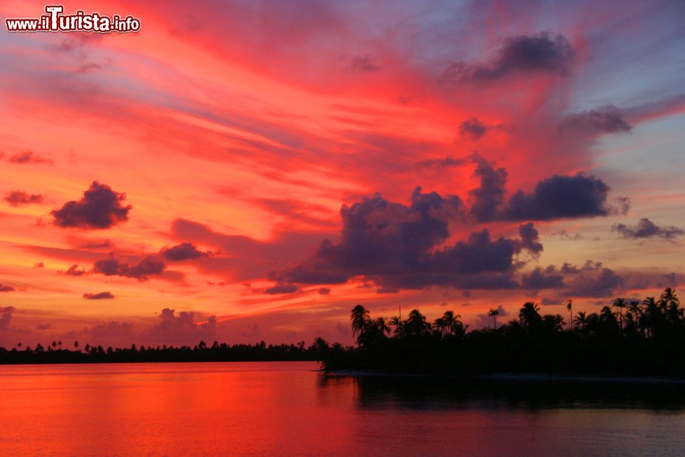 Immagine Un tramonto infuocato navigando attorno alle isole San Blas, Panama.