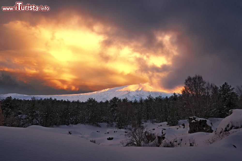 Immagine Tramonto invernale da Maletto ai piedi dell'Etna in Sicilia