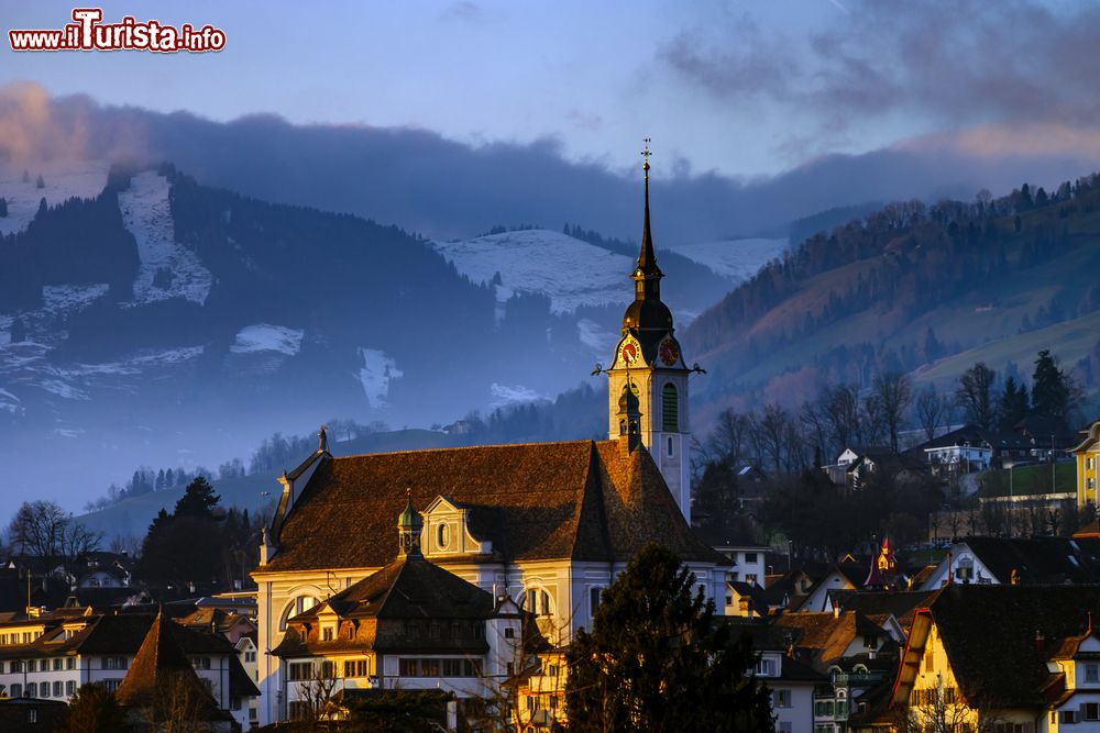 Immagine Tramonto invernale sulla cittadina di Schwyz (Svitto) in Svizzera
