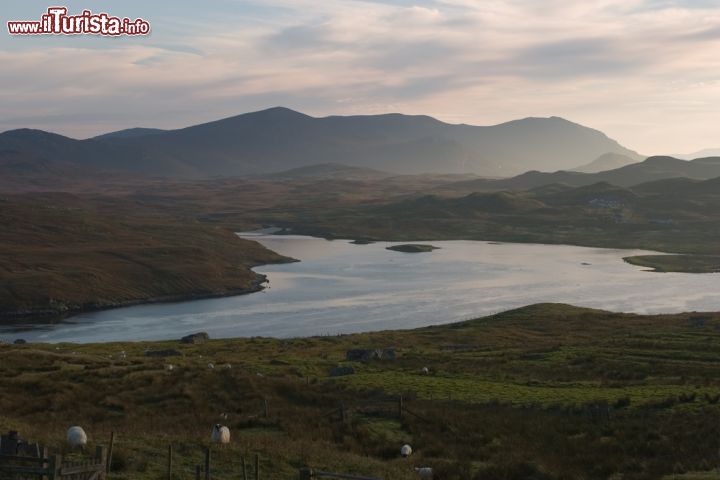 Immagine Tramonto sull'isola di Lewis and Harris, Scozia - Il calar del sole su questo angolo di Scozia che affascina per i suoi paesaggi incontaminati dove spiagge bianchissime si alternano a torbiere e dove il tempo sembra essersi fermato © Bill McKelvie / Shutterstock.com