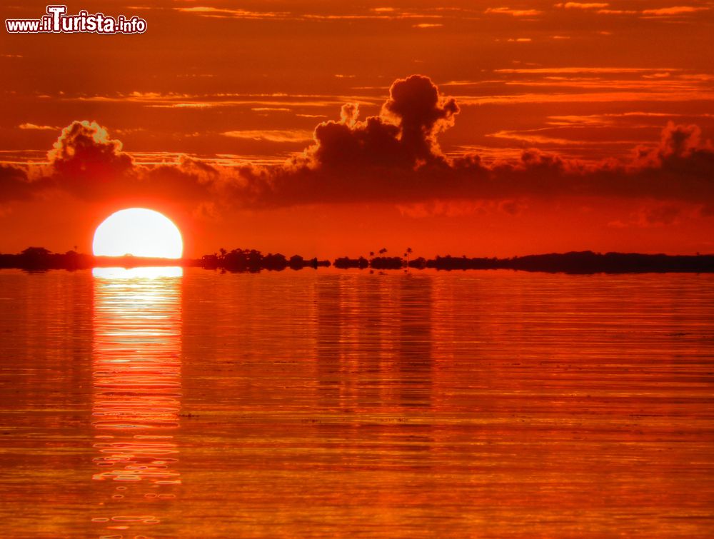 Immagine Un tramonto mozzafiato dalle tonalità rosse sulle acque dell'oceano a Abaco, Bahamas.