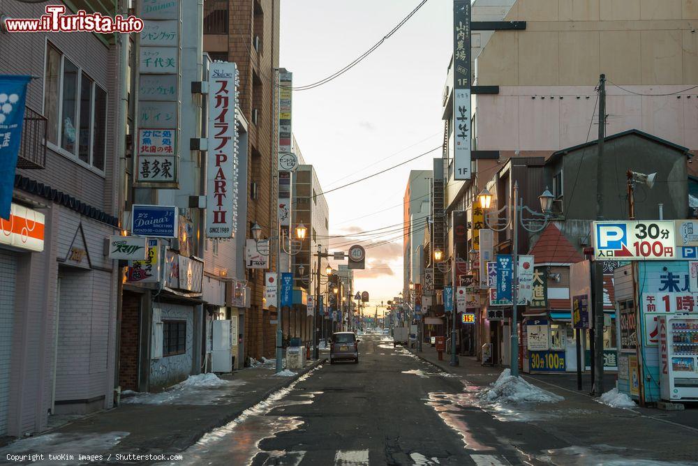 Immagine Tramonto nella città di Kushiro, Hokkaido, Giappone. Conosciuta per via della pesca in alto mare, Kushiro è nota anche per le sue nebbie - © twoKim images / Shutterstock.com