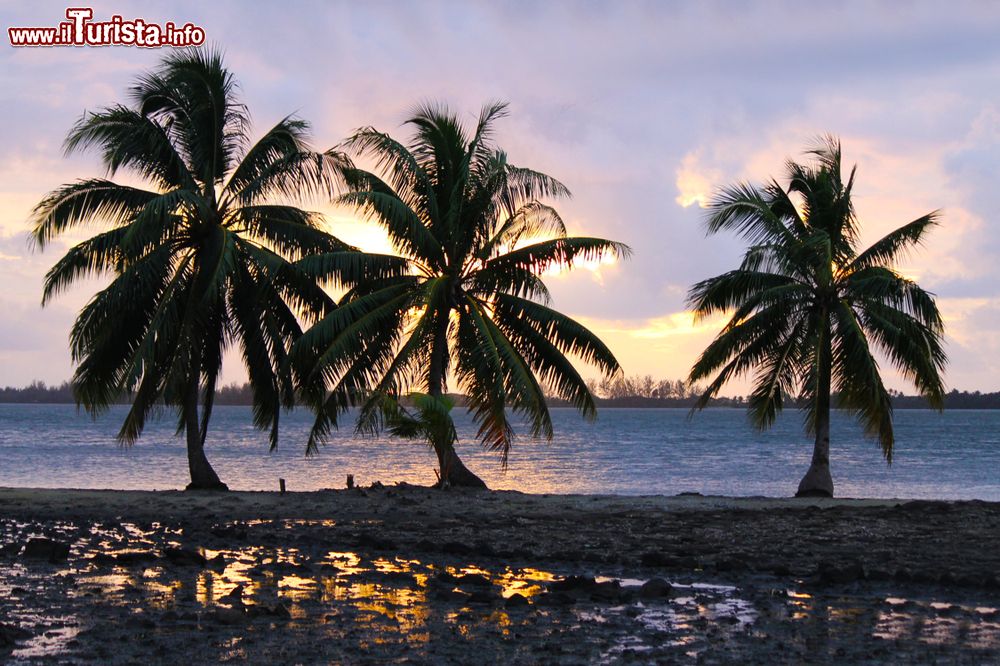 Immagine Un tramonto romantico alle Isole della Società: siamo a Huahine.