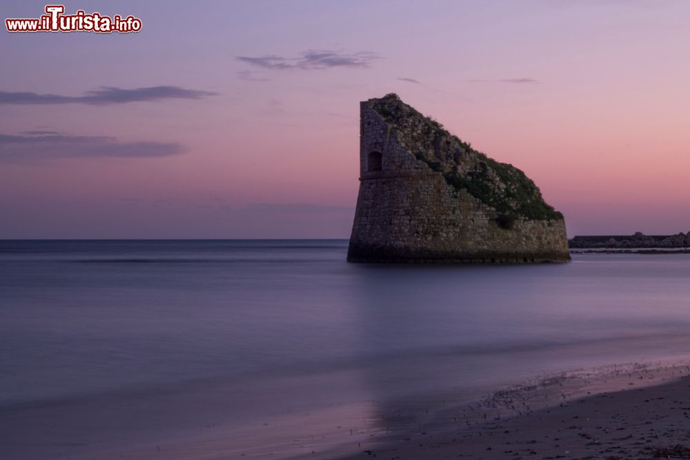 Immagine Tramonto salentino a Torre Pali, provincia di Lecce, Puglia. Siamo a poco distanza da Santa maria di Leuca e Gallipoli. La località di Torre Pali prende il nome da una antica torre di avvistamento del Cinquecento.