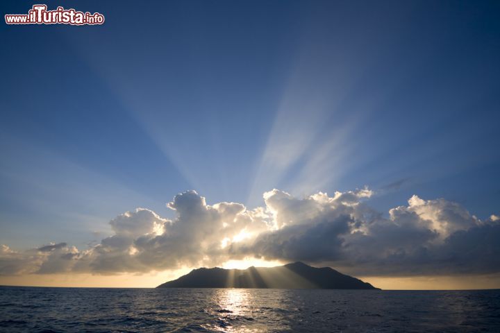 Immagine Tramonto su Silhouette Island, Seychelles (Africa). Il nome di quest'isola deriva da Etienne de Silhouette, ministro di Luigi XV° che si occupava delle finanze del regno di Francia - © Alexey Stiop / Shutterstock.com