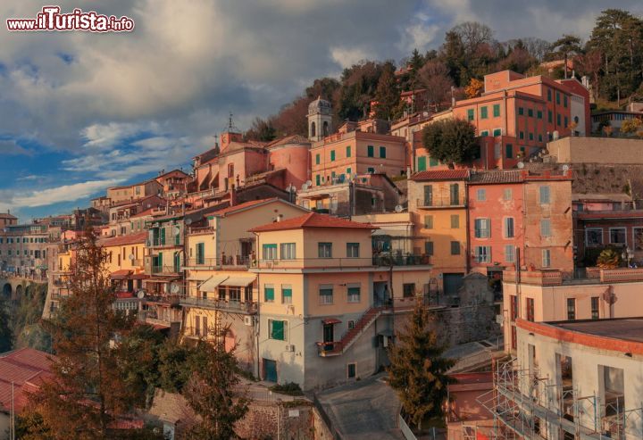 Immagine Tramonto sul borgo di Nemi nel  Lazio - © Stone36 / Shutterstock.com