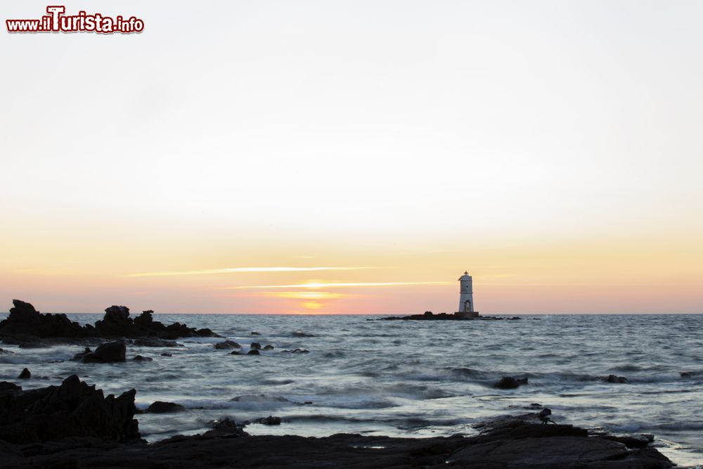 Immagine Tramonto sul faro di Mangiabarche a Calasetta, Sardegna. Soggetto fra i più fotografati di Calasetta, questo faro è considerato uno dei più romantici del mondo.