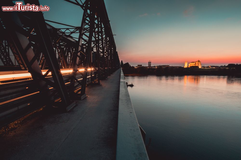 Immagine Tramonto sul fiume Po ad Ostiglia in Lombardia, provincia di Mantova