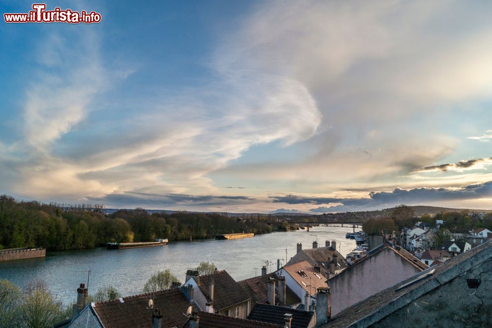 Immagine Tramonto sul fiume Senna a Conflans-Sainte-Honorine, Francia.