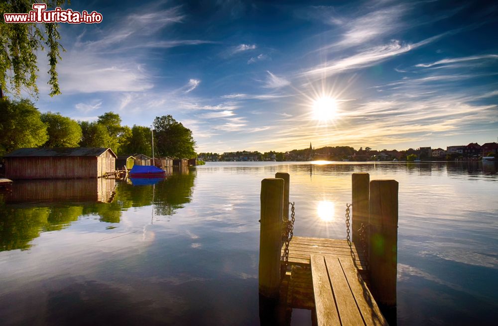 Immagine Tramonto sul lago con un pontile in legno a Malchow, Meclemburgo-Pomerania (Germania).